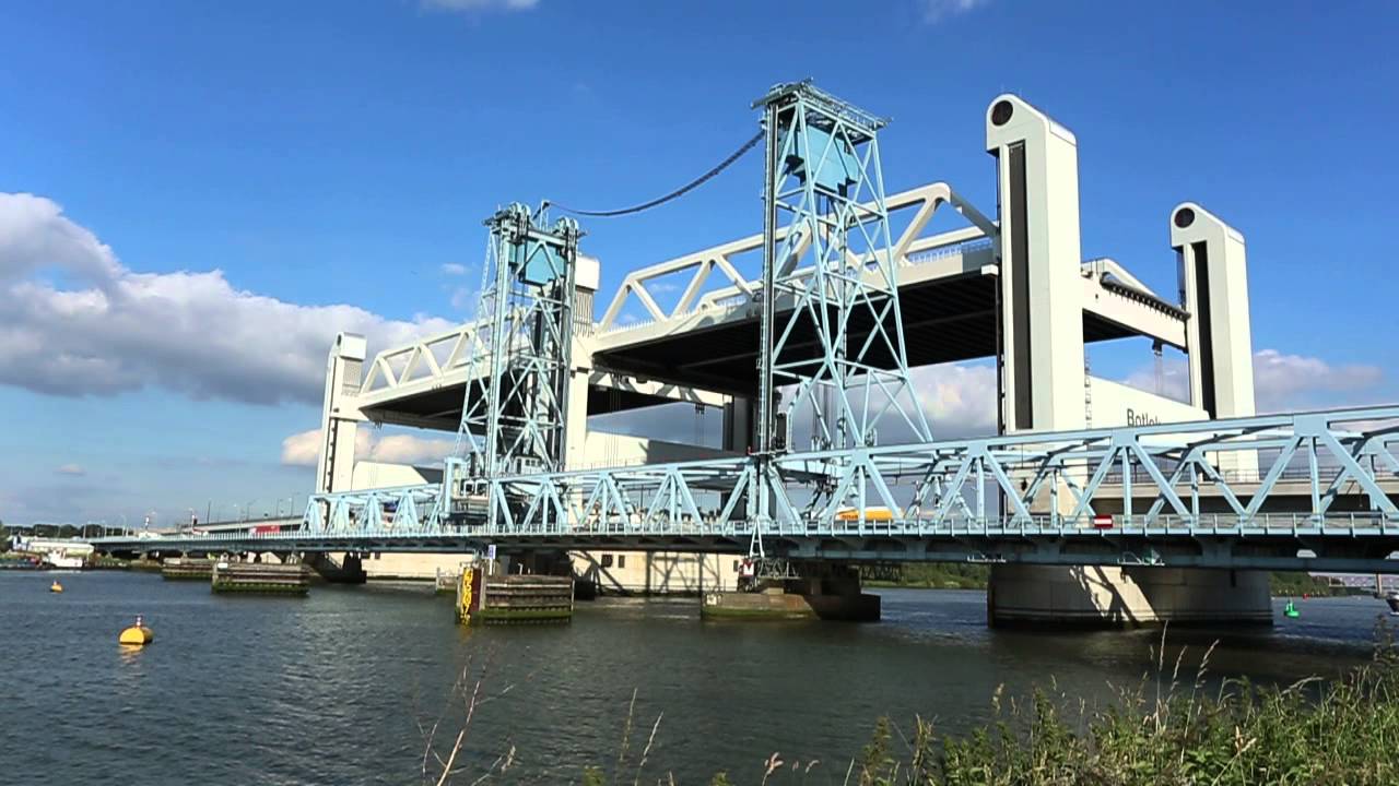 Oude Botlekbrug omlaag, nieuwe omhoog
