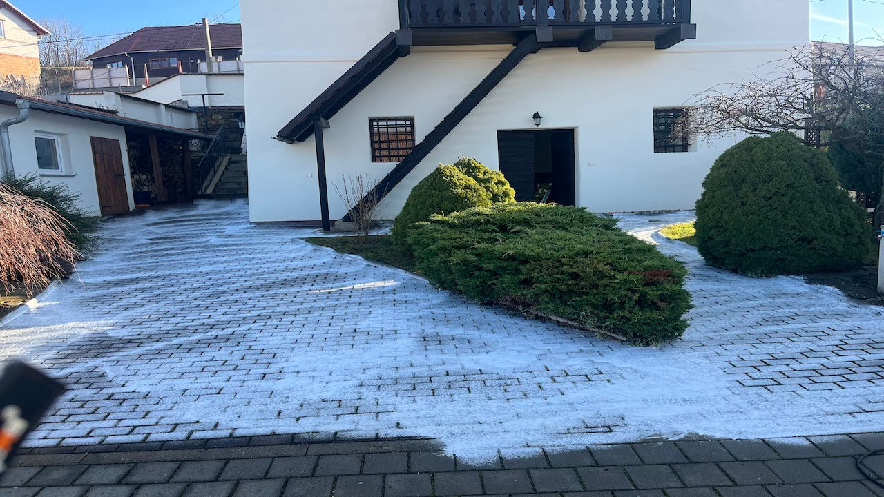 Myt&iacute; venkovn&iacute; dlažby: Před a po v časosběru!