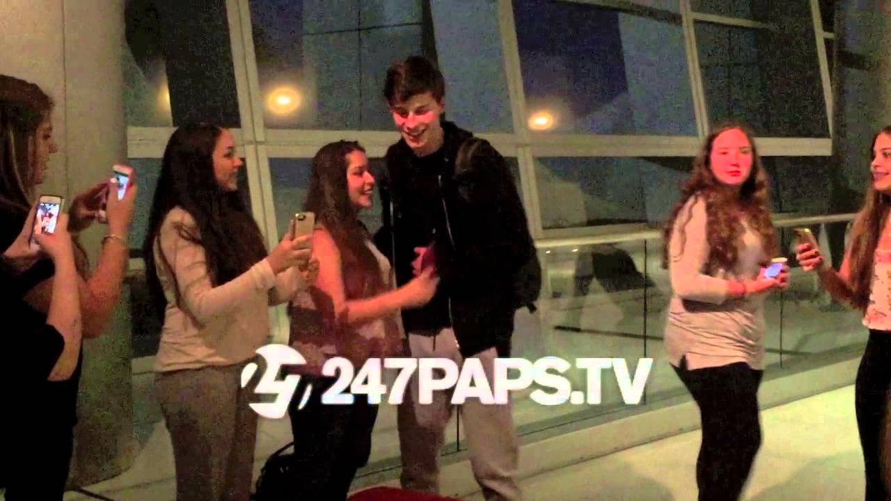 (New) (Exclusive) Shawn Mendes showing love to his Fans in Miami 04-06-15