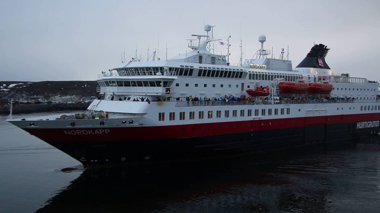 MS Nordlys trifft MS Nordkapp im Hafen von Berlevag