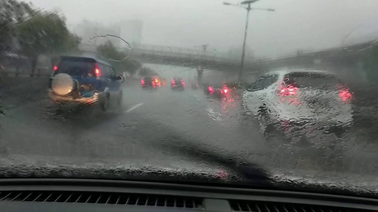 Hujan deras di jalan tol dalam kota Jakarta