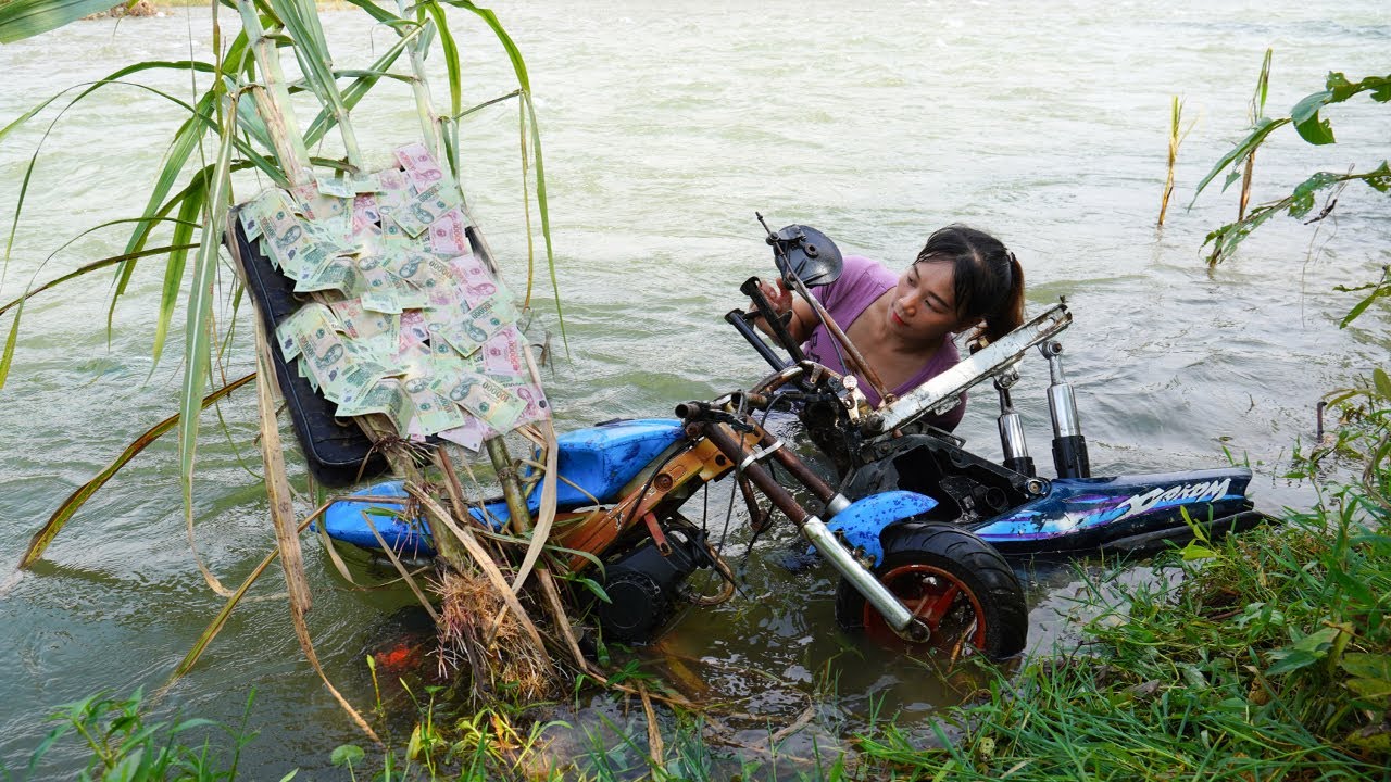 Poor Girl Picks Up Scrap | Girl Finds Large Sum Of Money And Antique Motorbike Swept Away By Flood
