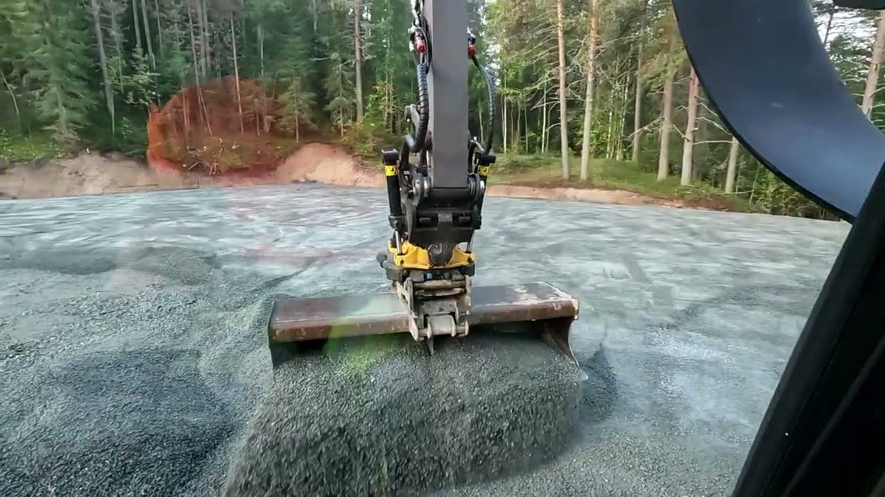 16 kesästä murua kentän pintaan. Volvo Ew180E. Novatron X-Site 3D