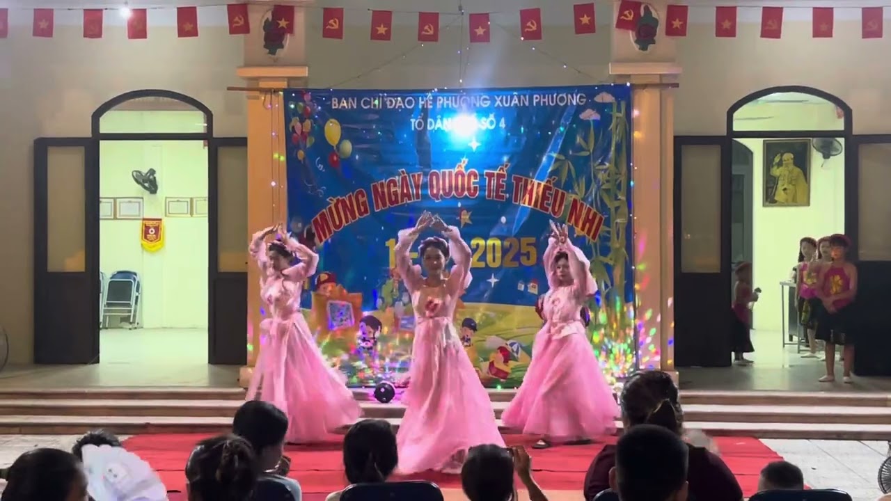 Múa “Mơ khách đường xa”