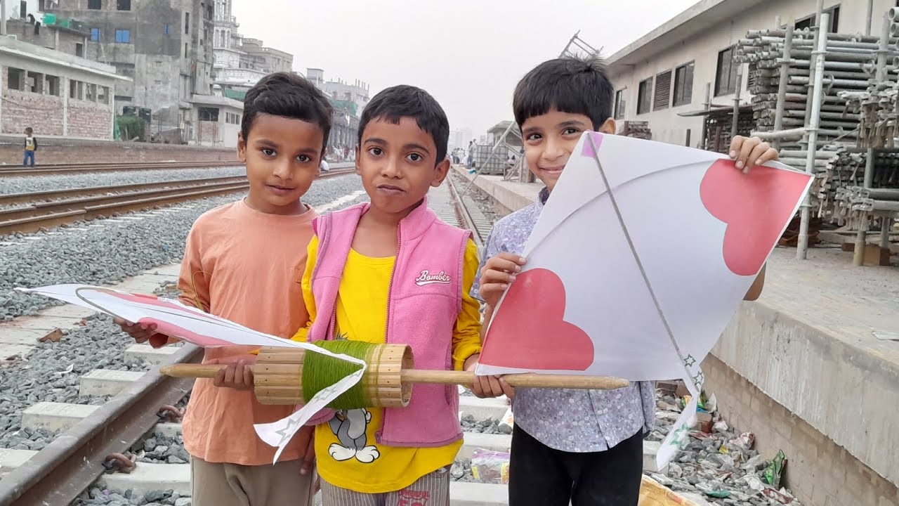 একদিন বিকেলে বন্ধুরা মিলে ঘুরি উড়ানো নিয়ে ব্যস্ত @SkSanyVlogs