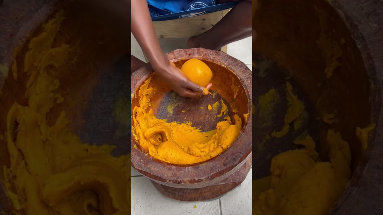 Bon plat de foufou avec la banane plantain jaune sans le piment noir