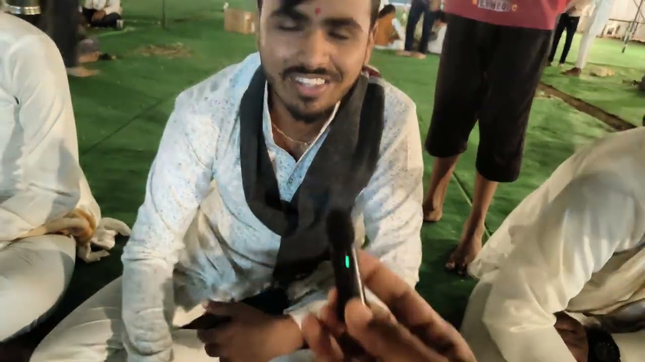 फिरता ज्ञानेश्वरी पारायण सांगता सोहळा सेलू मध्ये रात्री 11.00 वाजता महाप्रसाद सेवन करताना वारकरी