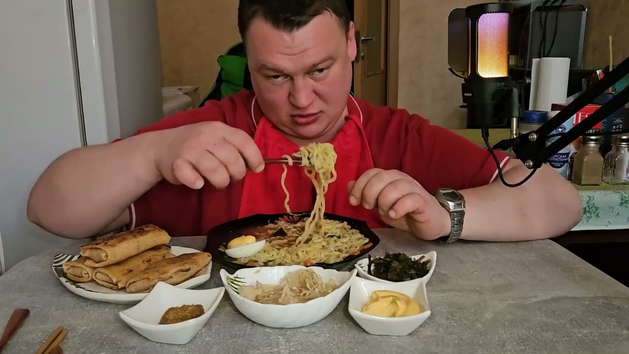 Мукбанг. Лапша б/п удон со вкусом говядины, блинчики с мясом. О дальнейшем поступлении в колледж.