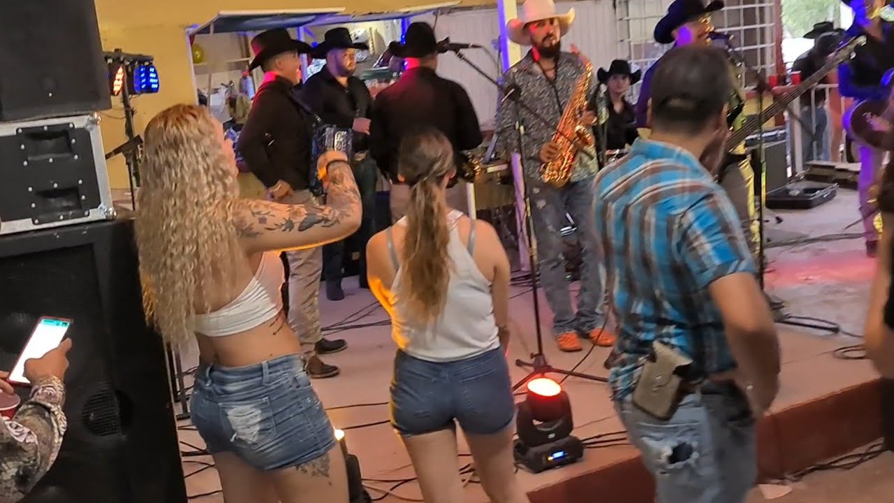 El Zaino tocando el sax con La Octava Norteña