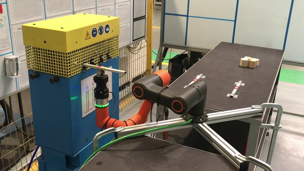 BIAP Wrocław - robot wsp&oacute;łpracujący z praską - stanowisko testowe