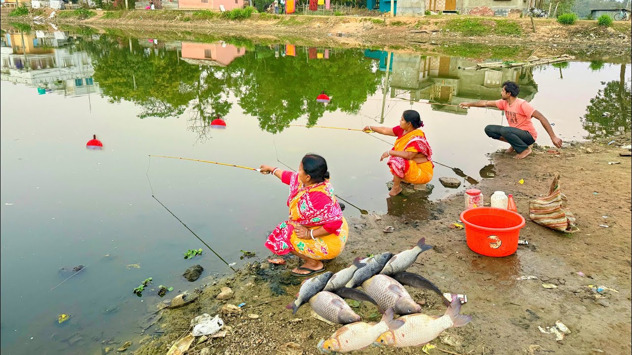 Fishing Video || Village lady know how to catch fish using all kinds of techniques || Hook fishing