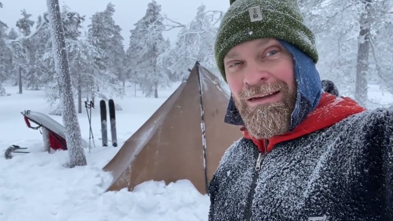 En mupp på vintertur i Gyllbergen. Turskidor, kamintält och kamin. Skorstenen havererar av vinden!