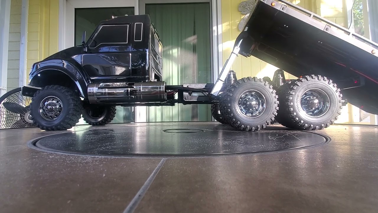 traxxas 6x6x10 ultimate hauler working rollback flat bed tow recovery truck.