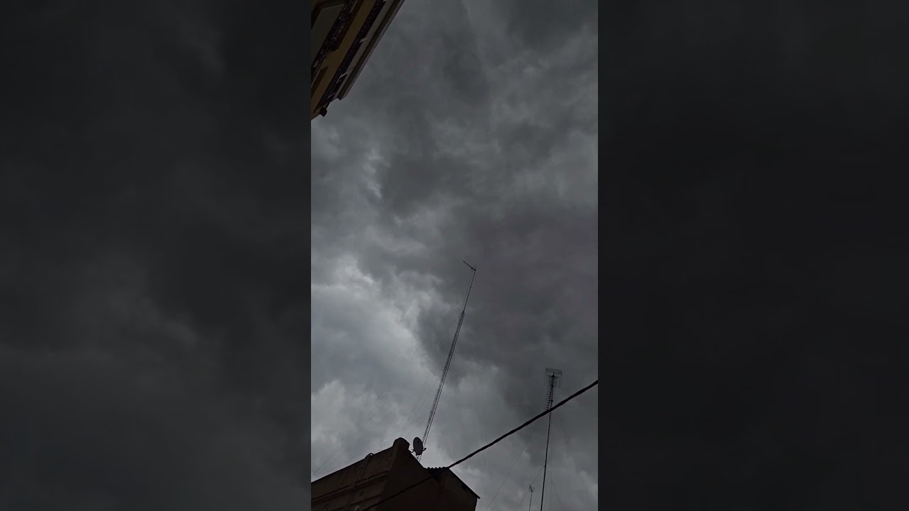 Antes de la tormenta en Barcelona a las 18.00   #tormenta #viral #rain #vibes #clouds