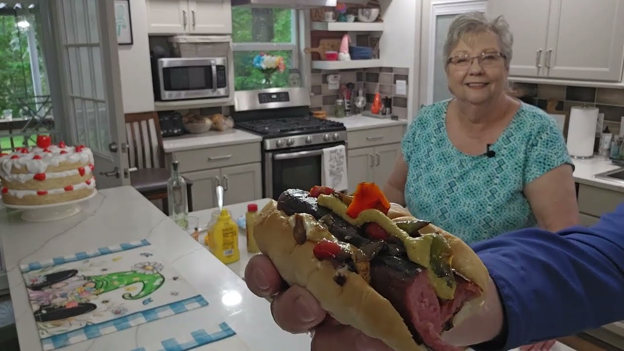 Сосиски с перцем и луком