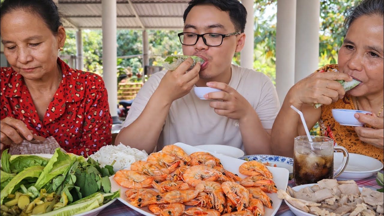 Gỏi Cuốn Tôm Thịt. Mẹ Đi Chợ Thấy Tôm Ngon Quá Mua Về Luộc Lên Cuốn Bánh Tráng Hết Bài #AGCN