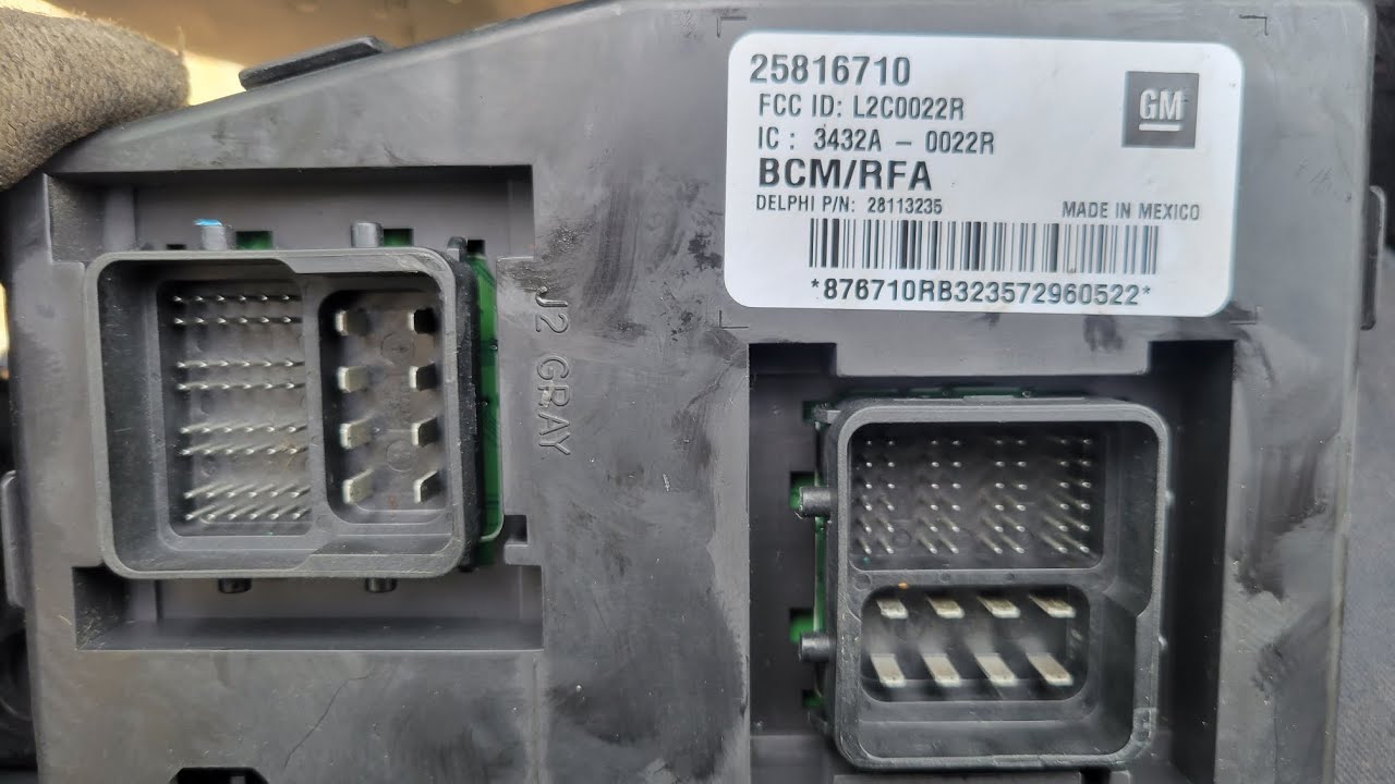 Расположение и снятие блока управления двигателем (BCM) Chevrolet Colorado 2008 года выпуска