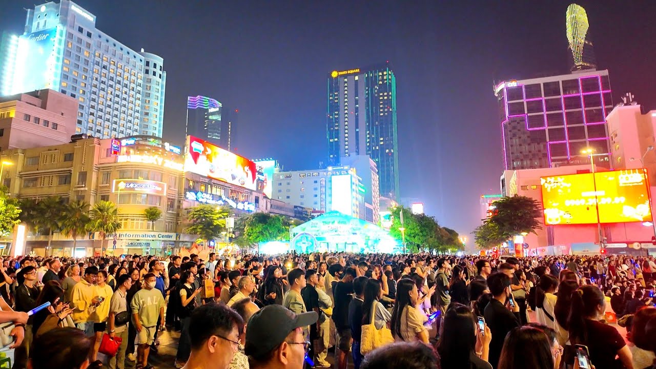 SÀI GÒN BIỂN NGƯỜI ĐỔ VỀ PHỐ ĐI BỘ NGUYỄN HUỆ , DẪN VIỆT KIỀU ĐI ĂN CHƠI Ở SÀI GÒN