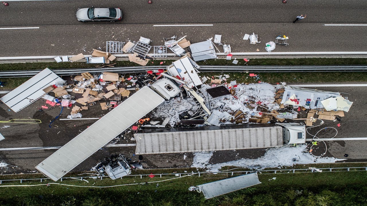 Schwerer Unfall mit drei Lkw auf der A7 bei Heidenheim