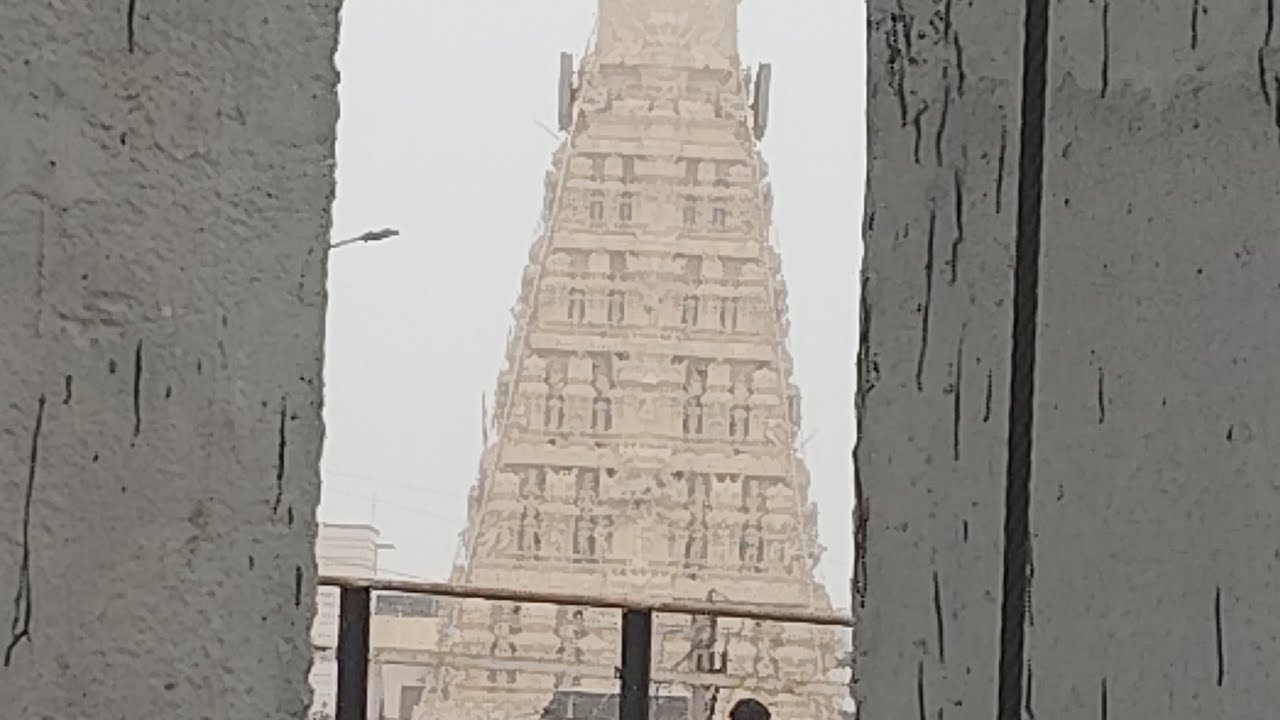Usha Rani is live temple lo vaikunta Ekadashi darshanam kosamu bhaktulu. 