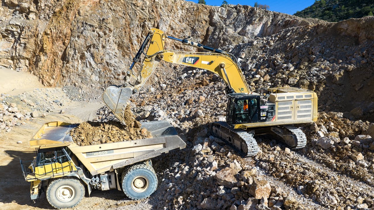 Serveis Girgom Cat 374F Loading Komatsu Trucks