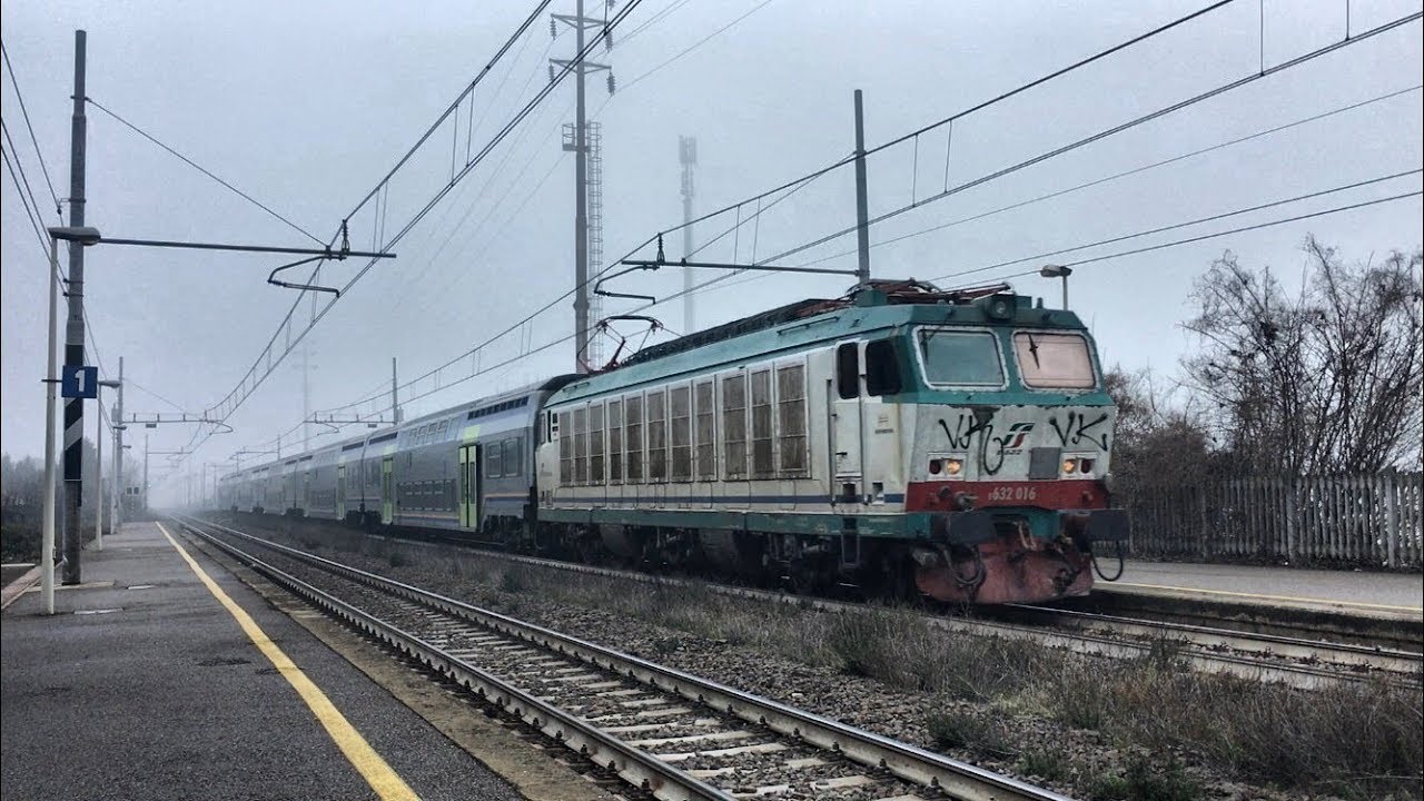 Treni in transito tra la nebbia di Pontecurone!