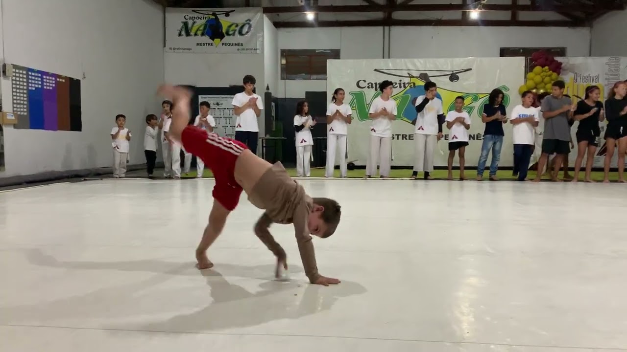 Solo de movimentos e acrobacias de Capoeira / C.mestre Rafinha, Mestre Pequinês Capoeira Nago 