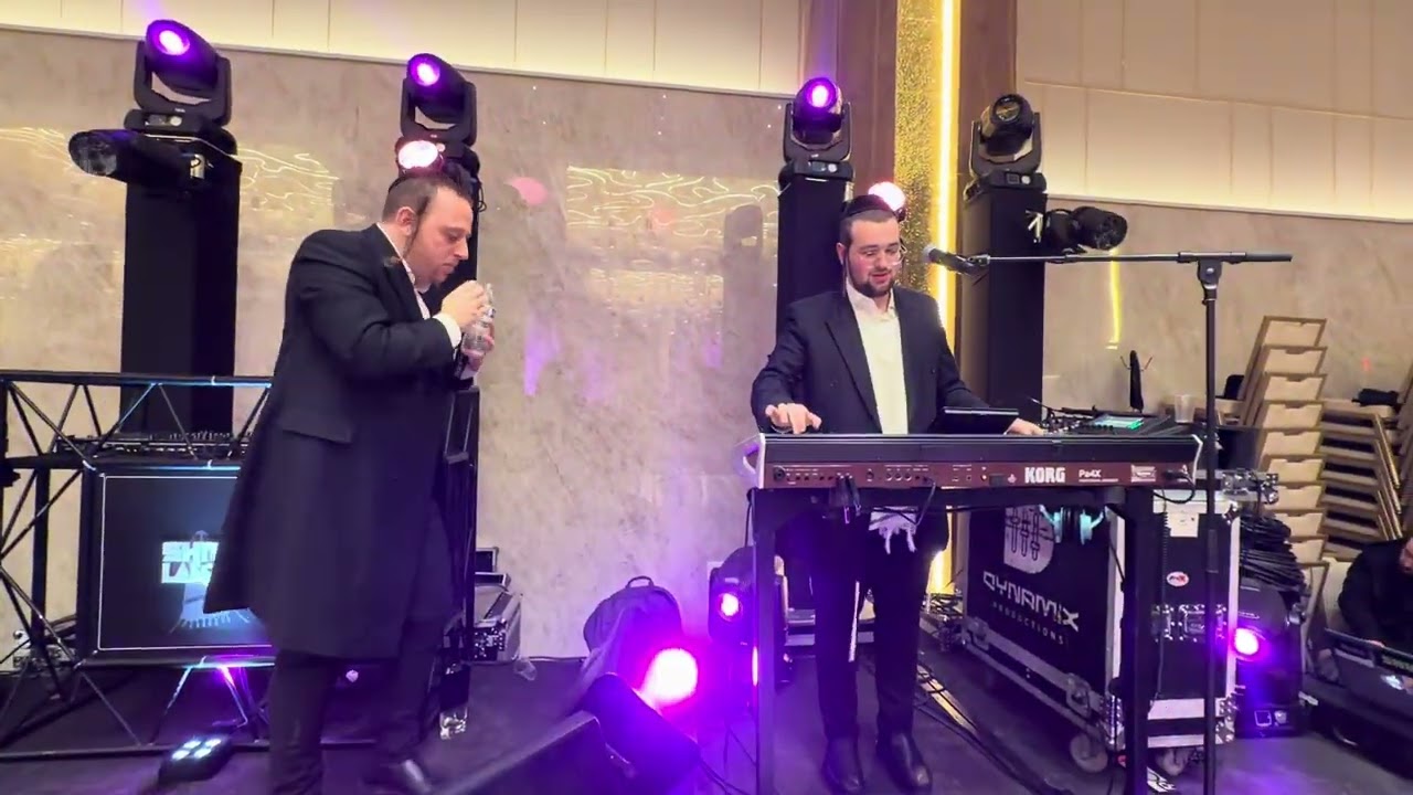 Shmili Landau on the keys & sruly Green @ Kalmon Brach fire 🔥 