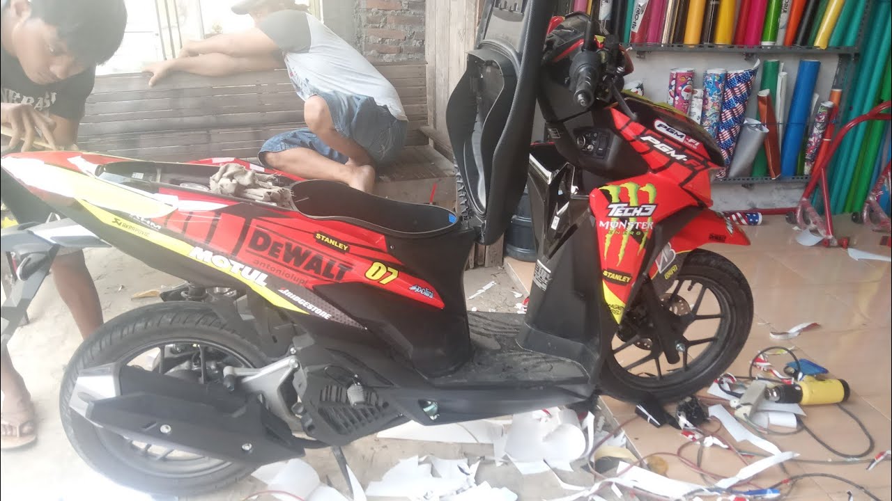 pasang stiker  decal Vario 125 new monster energy tech3