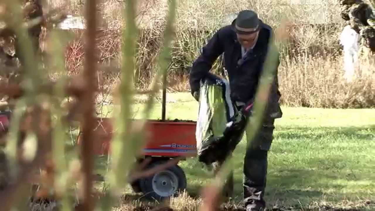 Bosse vårfixar rabatten