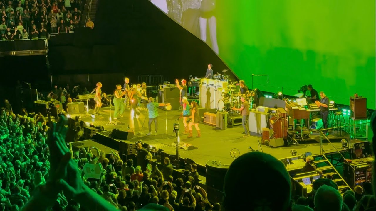 Pearl Jam - “Rockin’ in the Free World” 5/18/2025 PPG Paints Arena, Pittsburgh, PA