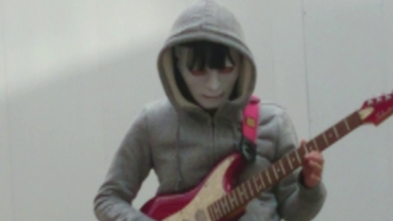 #うどん県 #仮面少女ギタリスト 商店街 で #路上ライブ #高中正義 を演奏していた！