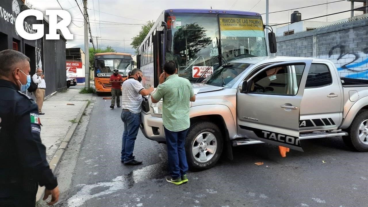 Chocan camiones por jugar 'carreritas' | Monterrey
