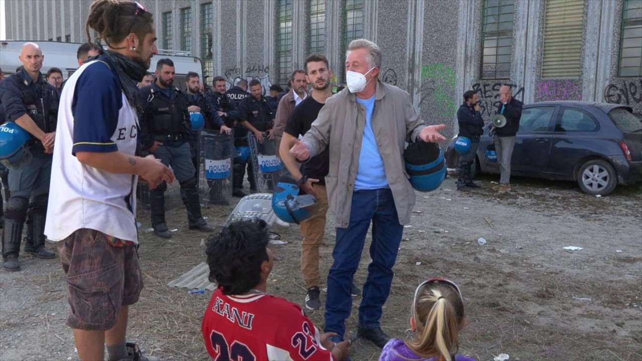 Rave, il ragazzo chiede al funzionario di polizia 