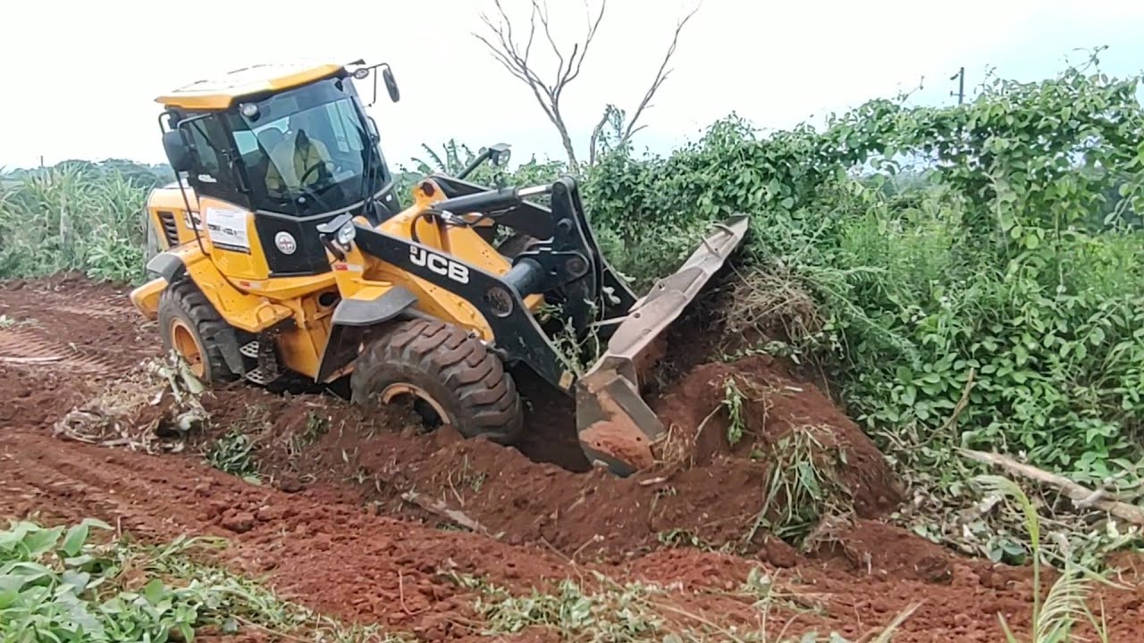 ENTUPINDO BURACO NAS MARGENS DA ESTRADA COM PÁ CARREGADEIRA JCB 426ZX