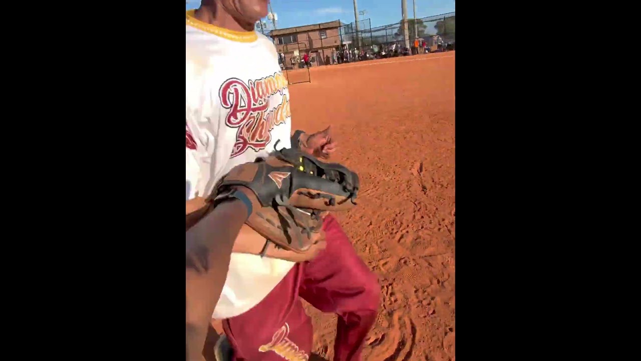 what a confusing play😂🥎 #slowpitchsoftball #softball #POV #slowpitch #baseballclips