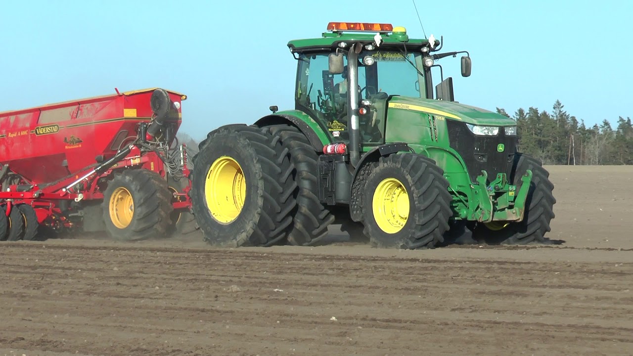 John Deere 7215R och Väderstad Rapid A600C används vid vårsådd av Korn vid Nystugu i Endre april 201