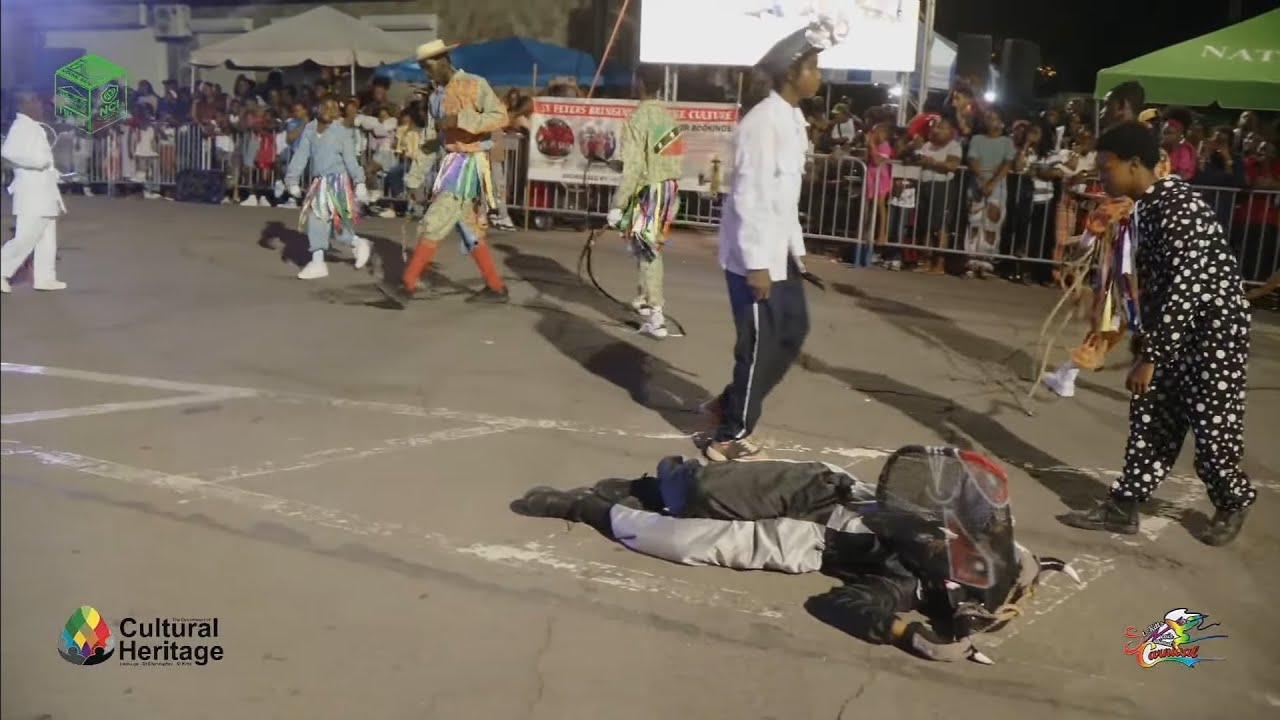 Группа исследователей St. Peters Explorers Bull Troupe выступает на соревнованиях по выступлению ...