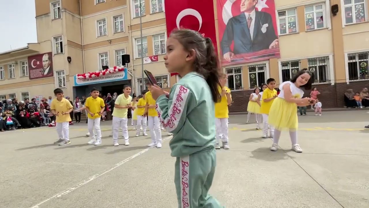 Tüccar ve Sanayiciler Derneği İlk Okulu 23 Nisan gösterisi