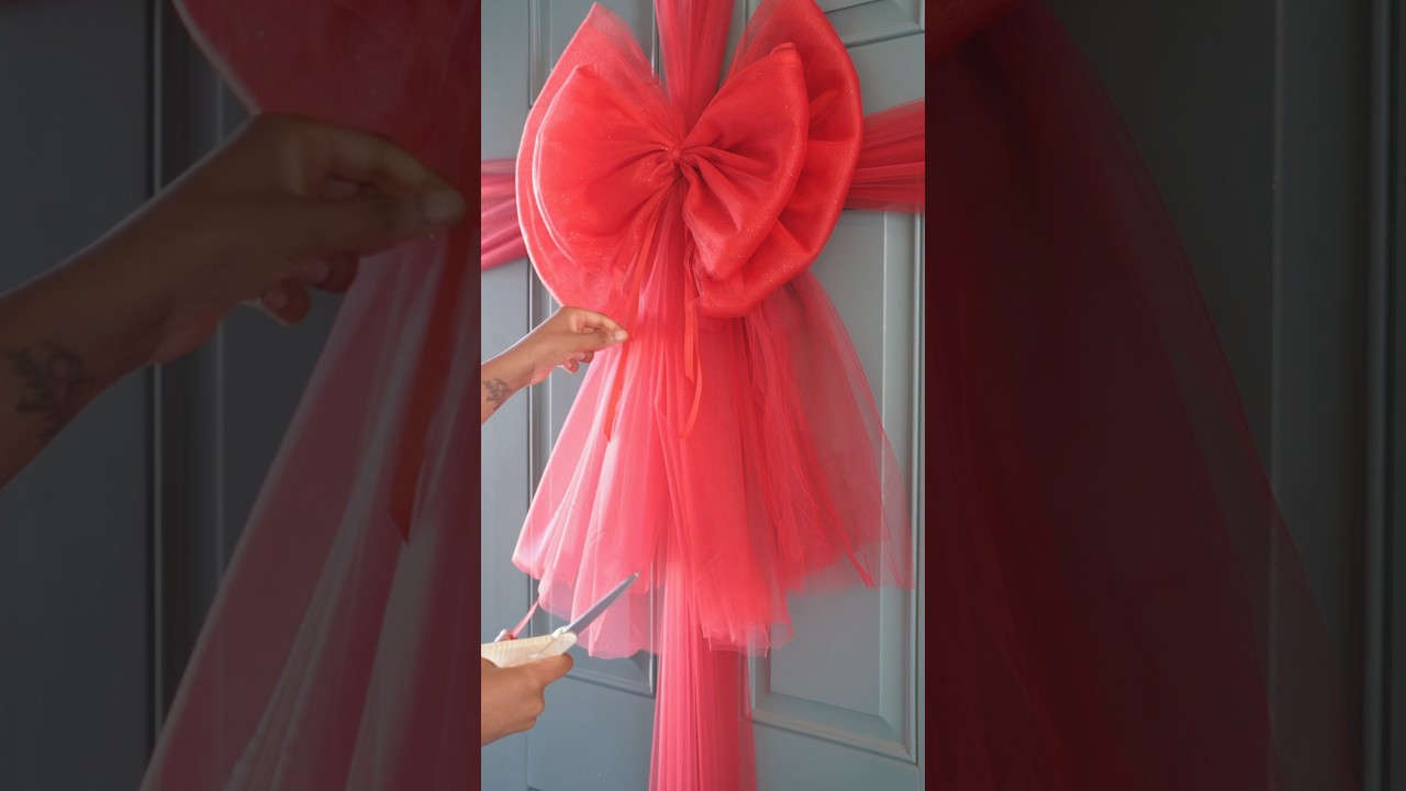 How to make a simple Christmas door bow #diy #holidaydecor