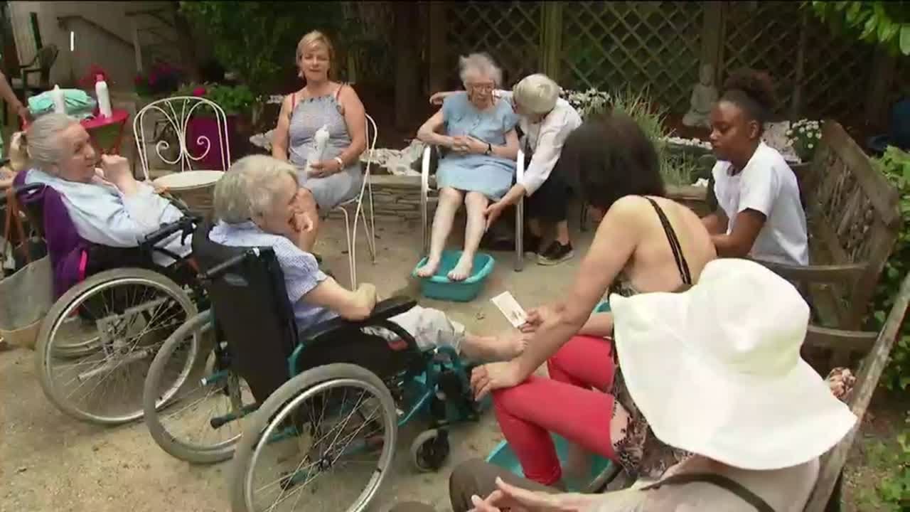 France heatwave: healthcare aides take precautions to protect the elderly