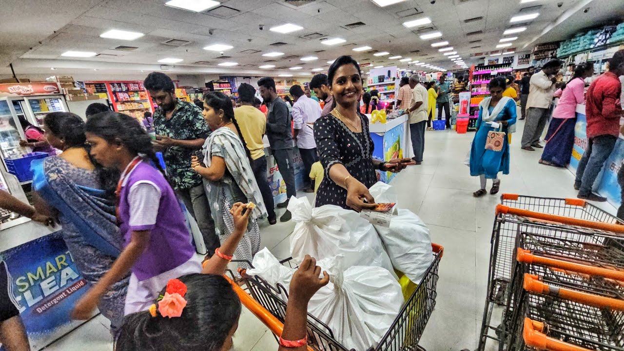 எங்க வீட்டுக்கு மளிகை பொருட்கள் வாங்க thoothukudi mall க்கு வந்து இருக்கோம்