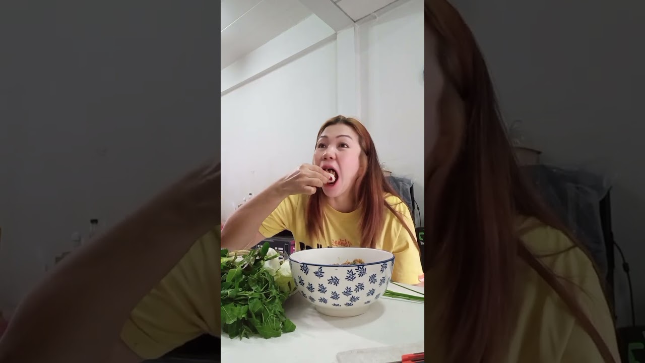 กินข้าวกับลาบหมูค่ะอร่อย 