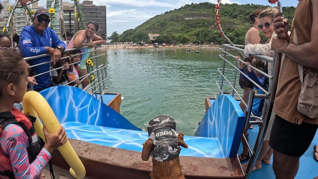 🐶⛵ Passeio de escuna em Guarapari com atração inédita!