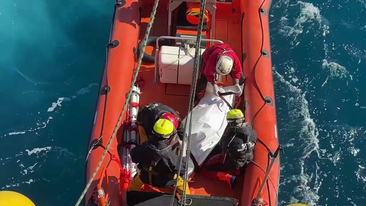 Bergung einer verstorbenen Person durch die Crew der Ocean Viking