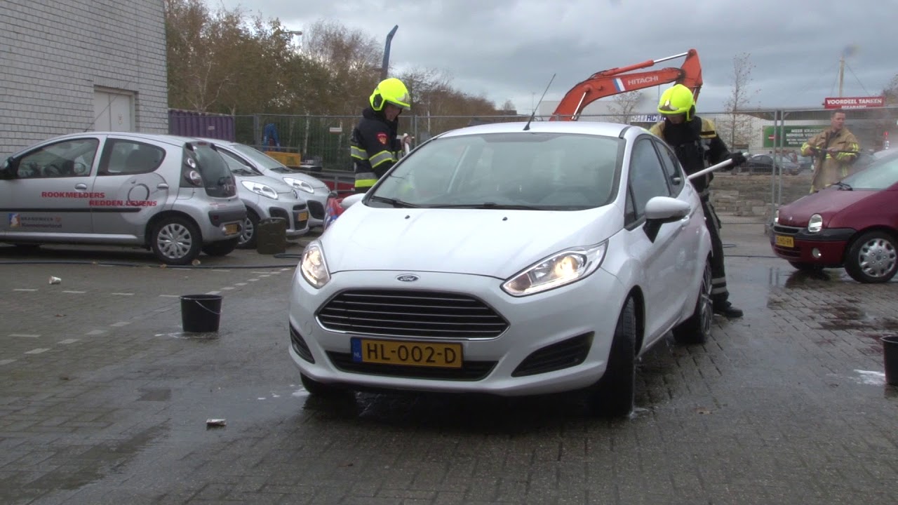 Brandweer Beverwijk wast auto’s vanwege zieke Tessa
