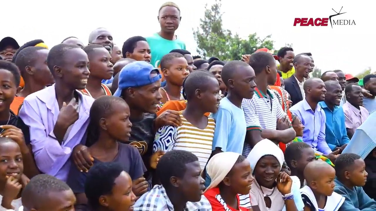 KIREHE TWATARAMYE  UMUHANZI HABINEZA  UMWUZUKURU WA KABUTURA YAKOZE IBITANGAZA KURI STAGE