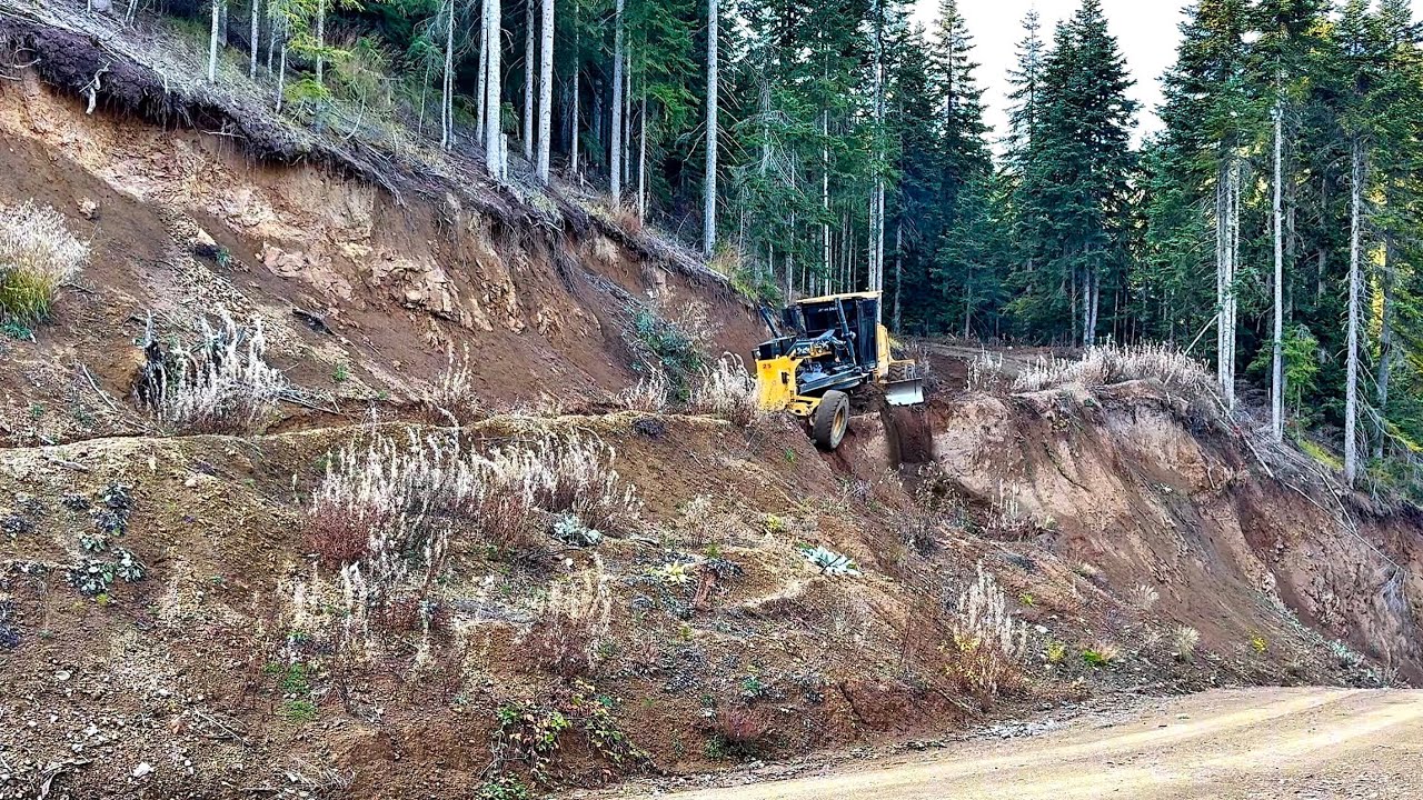 Как грейдер Deere 670 ремонтирует дороги, поврежденные оползнями #грейдер #johndeere