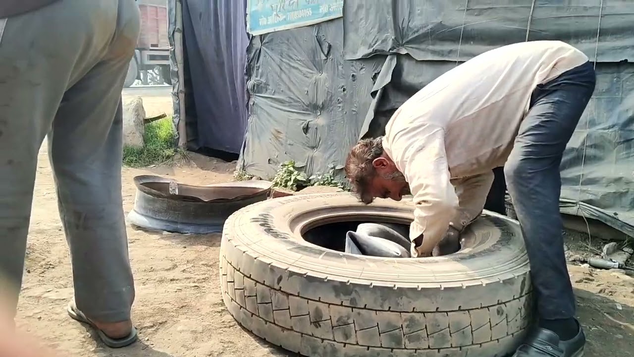 यह कैसा मिस्त्री है टायर में रुपए का पंचर लगा दिया 🤔🤔🤔#viral #youtube 