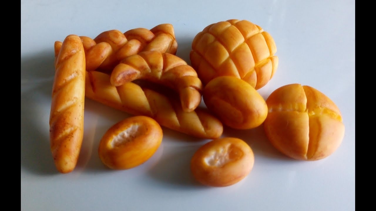 Pintura dos mini pães em biscuit e modelagem de alguns